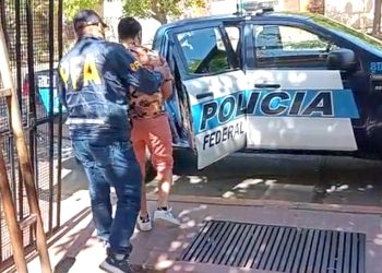 La Policía Federal detuvo al propietario  de un local de celulares por «flashear» equipos