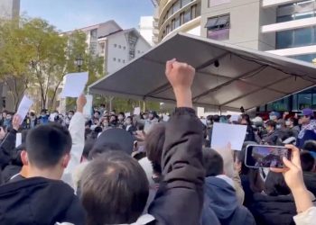 Masivas protestas en las calles de Pekín contra la política «cero covid»