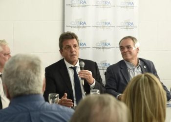 Massa le anticipó a industriales que analizará una baja de impuestos para empresas que importen con dólares propios