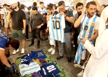 Sanrafaelinos llegaron a Qatar  y para subsistir venden camisetas de Maradona y Messi