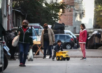Para cubrir la canasta básica de alimentos, una familia necesitó el doble de los ingresos que hace un año