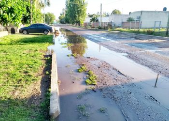 Reclaman por una rotura de cañerías  hace más de una semana que ha provocado “una laguna” en Sueta e Independencia