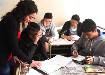 Prohibieron el uso de celulares en todas las escuelas de Catamarca