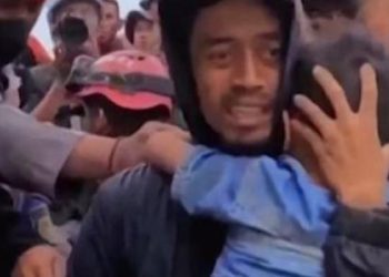 Rescatan con vida a un nene de 6 años que pasó dos días bajo los escombros tras el terremoto en Java