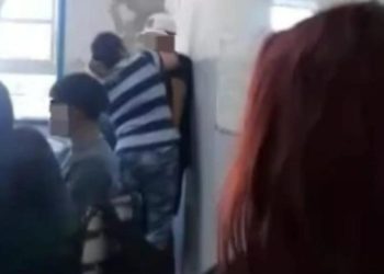 Se hartó de que molestaran a su hijo, fue hasta la escuela y golpeó a un compañero: “Sinvergüenzas” (video)