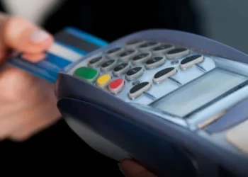 Sin plásticos: por frenos a la importación y escasez de chips, muchos bancos tienen serias demoras para entregar sus tarjetas