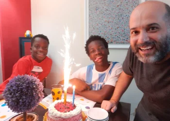 Soltero y tras la “crisis de los 40″ dejó la abogacía, abrazó el arte y adoptó dos hermanos haitianos