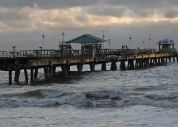 Tras tocar tierra en Florida, Nicole se debilita en tormenta tropical