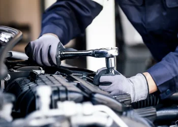 Otro caso inédito en el país: Un mecánico pensó que un cliente era el amante de su esposa y le arrancó parte de la nariz de un mordisco