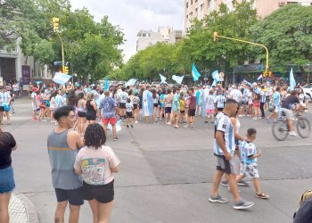 Atraparon a dos sujetos robando durmientes