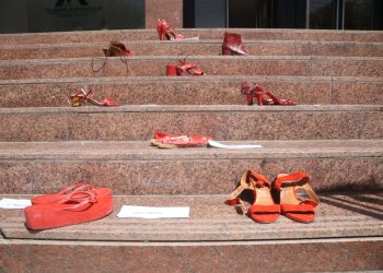Se colocaron zapatos rojos en las escalinatas del Tribunales para manifestarse contra la violencia hacia la mujer