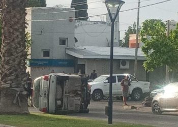 Choque y vuelco en plena Ciudad de San Rafael