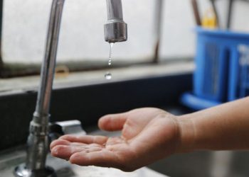 El Gobierno provincial oficializó los aumentos del agua, la luz y el boleto de micro