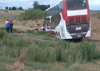 Tragedia en una ruta de Mendoza: Chocó un micro con hinchas de River y murió una mujer