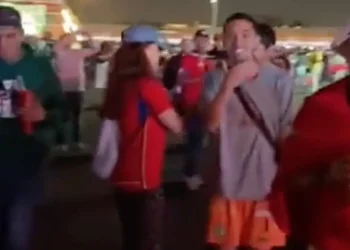 La maldad de un hincha argentino contra un grupo de marroquíes en medio de una Fan Fest