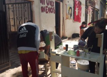 Terapia grupal:  integrantes de la organización Madres Cocinando están fabricando muebles con madera reciclada