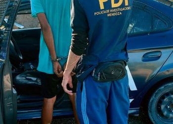 Tres aprehendidos por arrojar elementos hacia dentro del penal