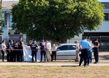 Otro brutal femicidio en Argentina: dejó a sus hijos en la escuela y él la mató de un disparo en la cabeza