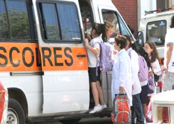 Transporte: intensifican los controles  en las unidades que trasladan estudiantes