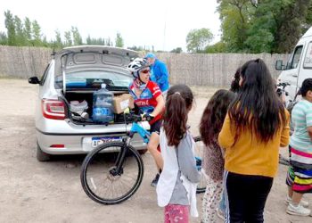 Ciclistas extranjeros que cruzarán la Cordillera de los Andes pararon en la escuela Fernández de Cañada Seca