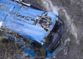 Seis personas mueren al caer un micro a un río de Galicia en Nochebuena