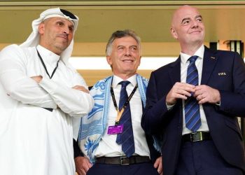 Mauricio Macri contra la mufa: sortea la «bufanda de la suerte» que usó en Qatar