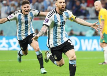 En un final con angustia, Argentina le ganó Australia y se metió en cuartos de final