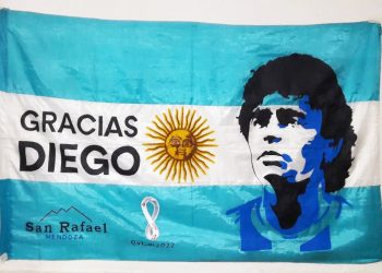 Obras del artista Marenco en dos banderas se pueden  ver en las canchas de Qatar cuando juega la Selección