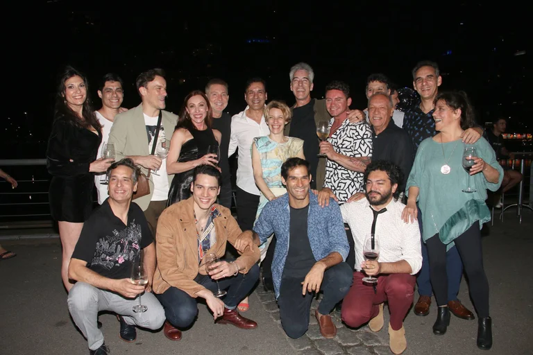 Elena Roger, Adrián Suar y todo el elenco de Piaf celebraron las 100 funciones del exitoso espectáculo que se presenta en el teatro Liceo