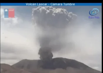 Chile: volcán fronterizo con Argentina entró en actividad