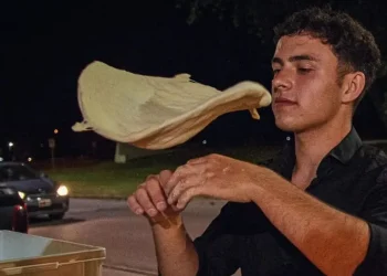 Con 18 años es uno de los 10 mejores pizzeros del mundo y cuenta sus secretos para amasar la mejor napolitana: Conocé la receta