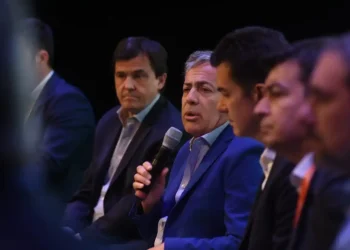 Cornejo le reclamó a Anabel Fernández Sagasti su ausencia en la cumbre de un tema clave