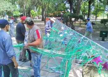 Usaron 4 mil botellas para hacer  el árbol navideño de Goudge