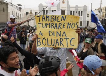 Dina Boluarte gobernará sin apoyo parlamentario en Perú