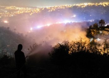 Dos muertos y 500 viviendas afectadas por un incendio en Viña del Mar