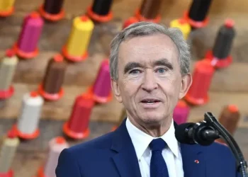 El CEO de Louis Vuitton desplazó a Elon Musk como el hombre más rico del mundo