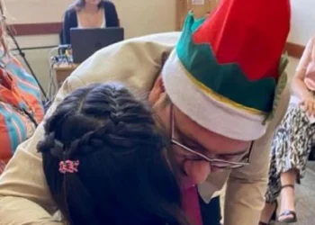 El emotivo gesto de un juez para decirle a una nena que había sido adoptada