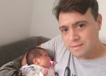 El mecánico que quería ser padre soltero, no podía adoptar y tuvo una hija por subrogación de vientre