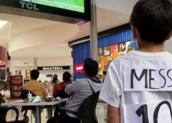 El nene que se hizo una camiseta de Messi con papel y marcador cumplirá su sueño: recibirá la oficial