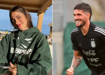 El romántico beso con el que Rodrigo De Paul recibió a Tini Stoessel en la concentración argentina: “Recargando energías”