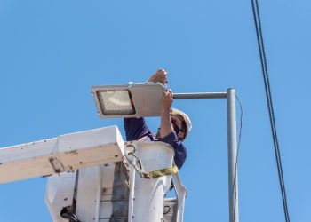 Vecinos de calle Carlos Washington Lencinas  piden la reparación de una luminaria
