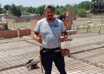 Es albañil y acumula millones de reproducciones en redes enseñando a usar el fratacho: “La gente me agradece”