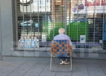 ¿Cábala o costumbre? Furor por el abuelo que mira los partidos de la «Scaloneta» sentado frente a una casa de electrodomésticos
