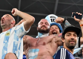 Fue stripper, vive en Australia y organiza la hinchada argentina en el Mundial de Qatar 2022: quién es “El Patovica de la Selección”