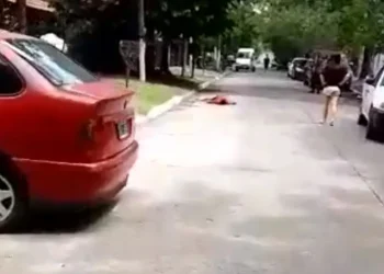 Un policía mató a dos ladrones que quisieron asaltar a su familia y un vecino lo grabó: “Bueno, dos menos”