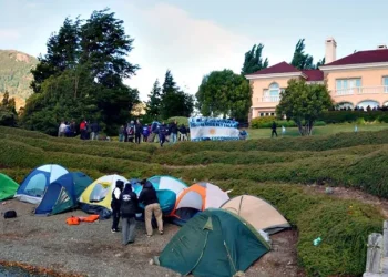 Tensión en la Patagonia: Juan Grabois ingresó a la estancia de Joe Lewis e instaló un campamento frente al Lago Escondido