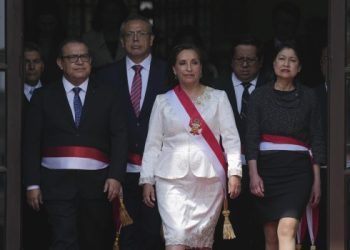 La Presidenta de Perú descarta renunciar y pide adelantar las elecciones