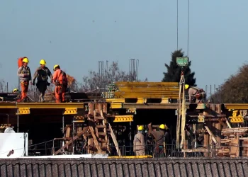 La industria y la construcción cayeron en octubre y encienden las alarmas sobre el rumbo de la economía