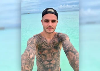 La salida nocturna de Mauro Icardi con amigos: la foto muy cerca de una famosa que llamó la atención