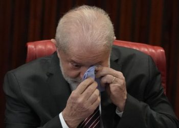 Lula emocionado al recibir el diploma como presidente electo de Brasil
